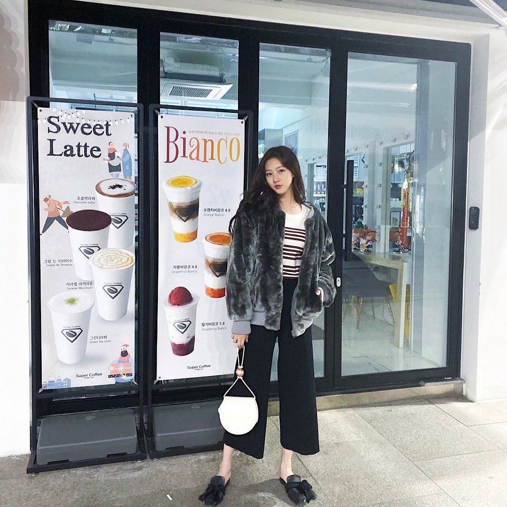 Kim Sae-ron in front of a cafe